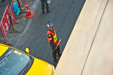 Güvenlik görevlisi, ana yol trafiği düzenleyen