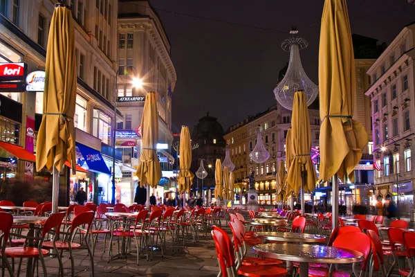 Vídeň - slavný graben ulici v noci s deštěm reflexe — Stock fotografie