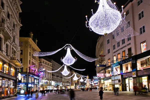 Viena - famosa rua Graben à noite com reflexão chuva em t — Fotografia de Stock