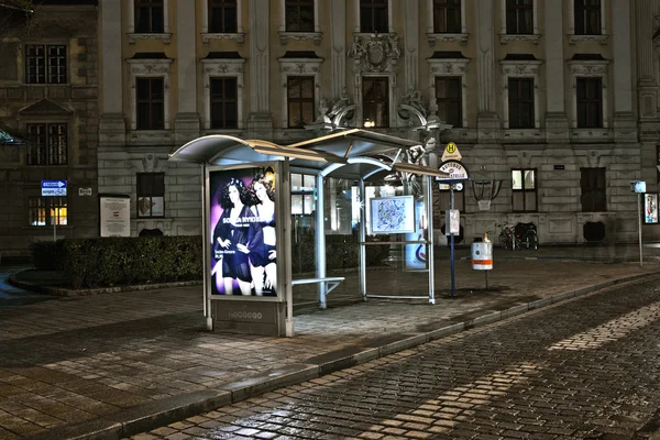 Viyana - gece viennas ilk bölgesinde boş otobüs durağı — Stok fotoğraf