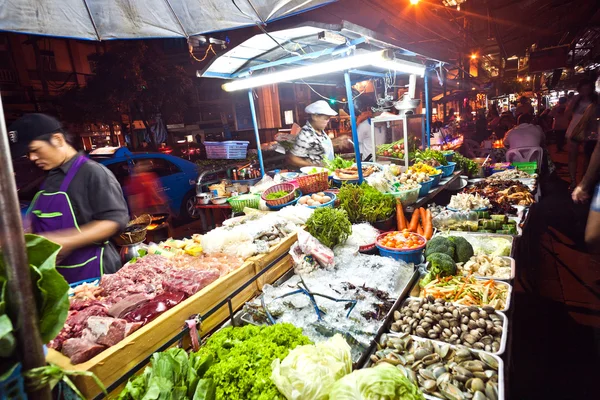 Poisson et légumes frais offerts au marché de nuit à Sukhum — Photo