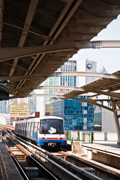 Il treno del cielo entra in una stazione di Bangkok — Foto Stock