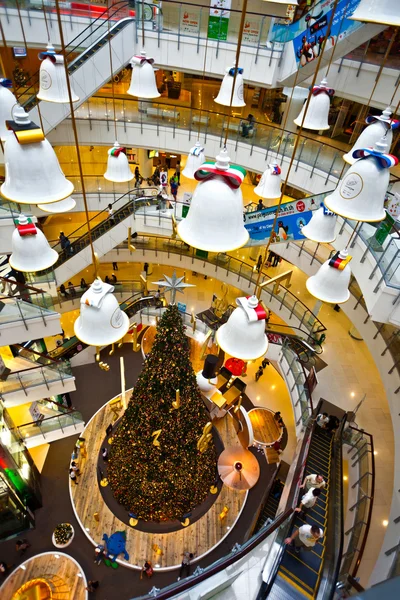 Campanas de Navidad como decoración en el famoso centro comercial Centra — Foto de Stock