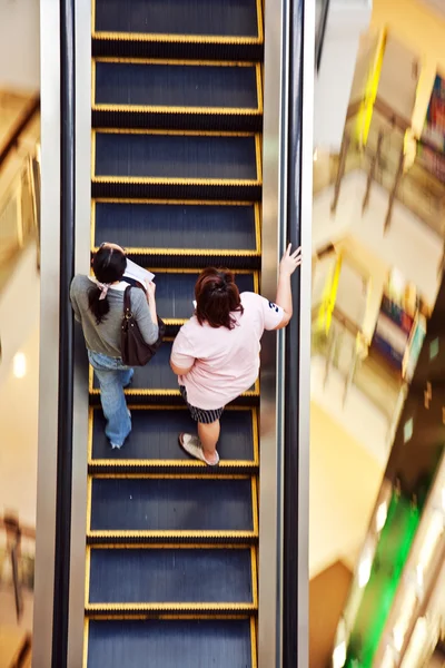 Mujer usando la escalera móvil en el centro comercial Central en Bangkok —  Fotos de Stock