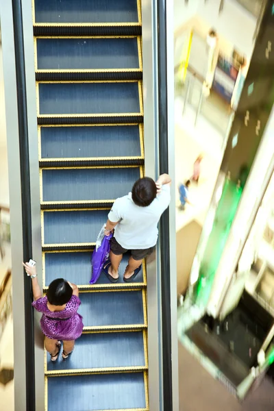 Mulher usando a escadaria em movimento no centro comercial Central em Bangkok — Fotografia de Stock