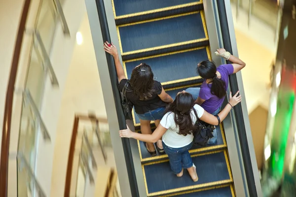 Woman using the moving staircase in the shopping center Central in Bangkok — Stock Photo, Image