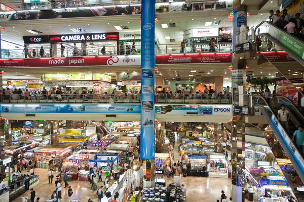 Dentro del Pantip Plaza, la tienda electrónica y de software más grande — Foto de Stock