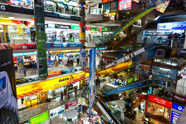 Uvnitř pantip plaza, největší elektronické a softwarové shop — Stock fotografie