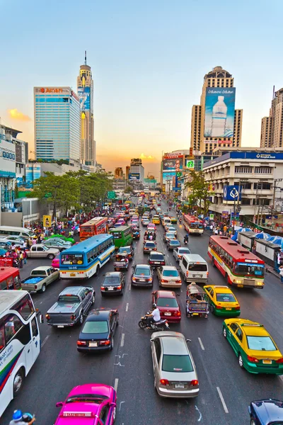 Main road in Bangkok in afternoon traffic jam near the CENTRAL s — Stock Photo, Image
