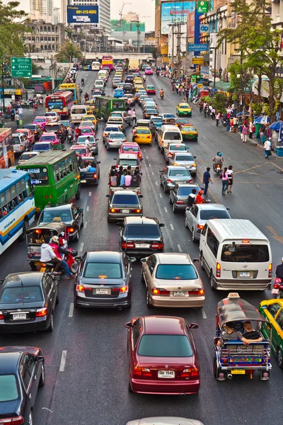 Main road in Bangkok in afternoon traffic jam near the CENTRAL s — Stock Photo, Image