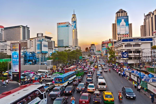Strada principale a Bangkok nel traffico pomeridiano vicino al CENTRALE s — Foto Stock