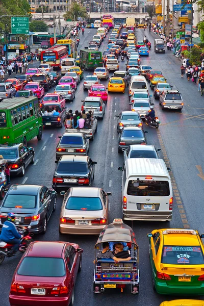 中央の s の近くの午後の交通渋滞のバンコクで幹線道路 — ストック写真