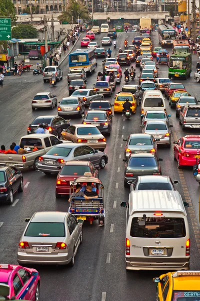 Main road i bangkok i eftermiddag trafikstockning nära den centrala s — Stockfoto