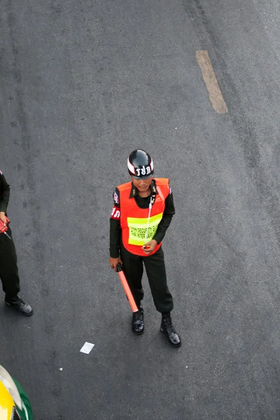 Güvenlik görevlisi, ana yol trafiği düzenleyen — Stok fotoğraf