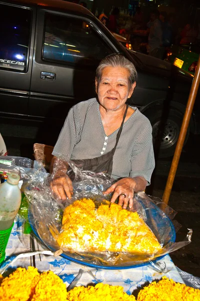 Продажа цветов на рынке Пак Клонг Талат — стоковое фото