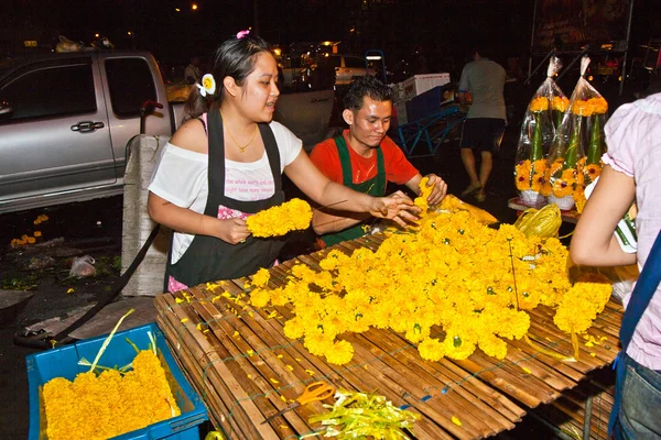 Säljer blommor på pak khlong thalat marknaden — Stockfoto