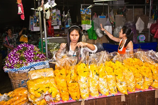 Venta de flores en el mercado de Pak Khlong Thalat — Foto de Stock