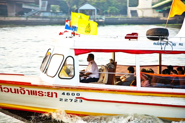在河上公共渡轮湄南昭披耶 — 图库照片