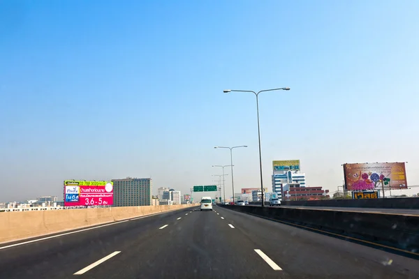 Drive through the suburb of bangkok on the new highway between n — Stock Photo, Image