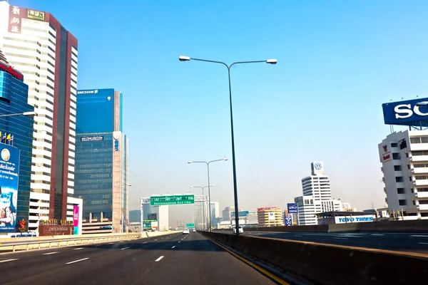 Conducir a través del suburbio de Bangkok en la nueva carretera entre n —  Fotos de Stock