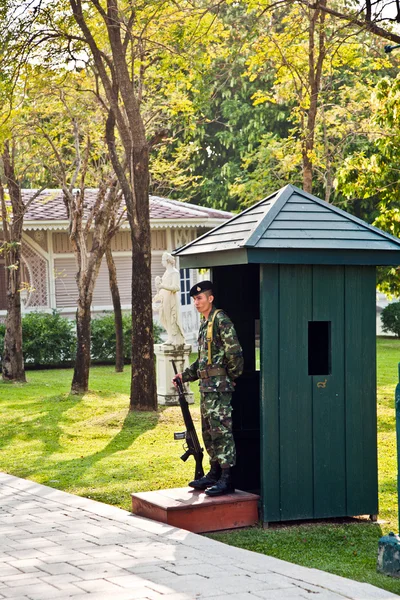 Soldato dei re Guardie nel Palazzo d'Estate Bang Pa In guar — Foto Stock