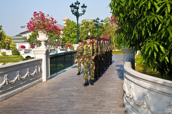 Soldato dei re Guardie nel Palazzo d'Estate Bang Pa In guar — Foto Stock