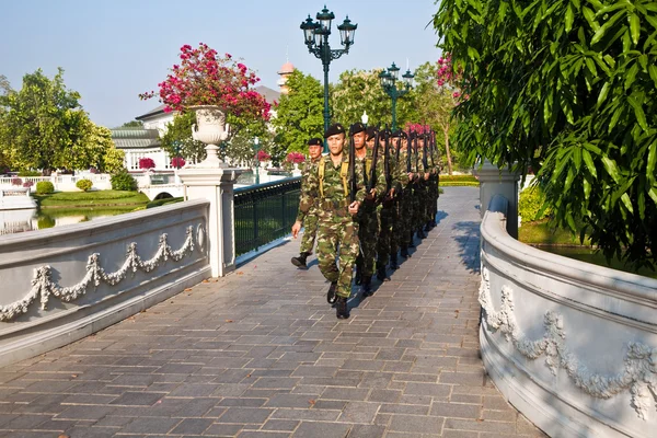 Soldado dos reis Guardas no Palácio de Verão Bang Pa In guar — Fotografia de Stock