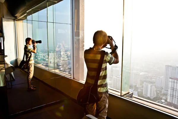 Godendo della vista sullo skyline di Bangkok — Foto Stock