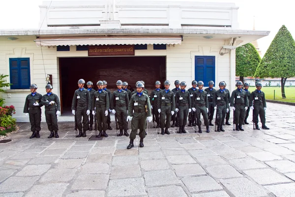 バンコクの王宮での王の警備員のパレード — ストック写真