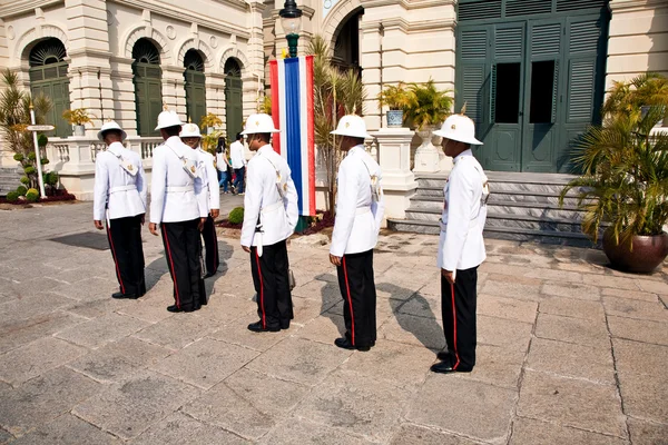 Parade van de koningen bewakers, in het grote paleis in bangkok — Stockfoto