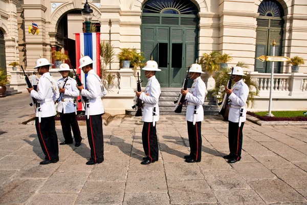 Parade of the kings Guards, in the Grand Palace in Bangkok — Stock Photo, Image