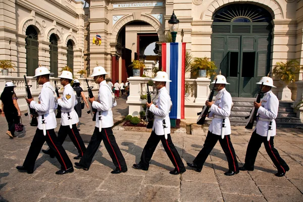 Parade van de koningen bewakers, in de grand palace, veranderen de gu — Stockfoto