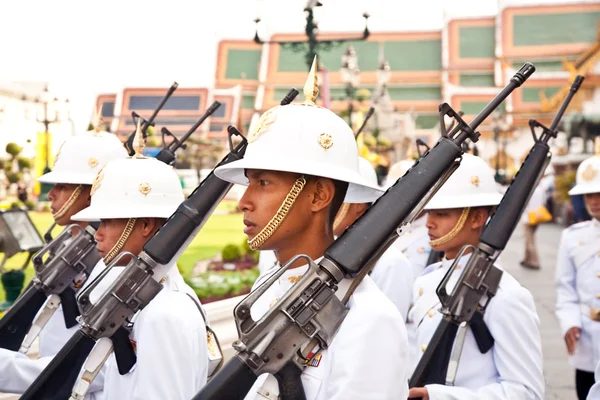 Parade of the kings Guards, in the Grand Palace, Changing the Gu — Stock Photo, Image