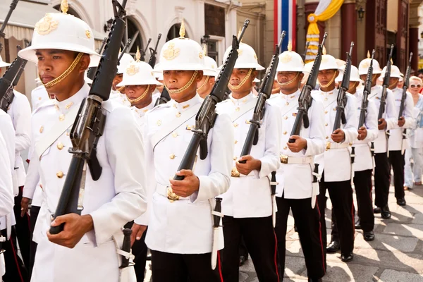Desfile de los Reyes Guardias, en el Gran Palacio, Cambiando el Gu — Foto de Stock