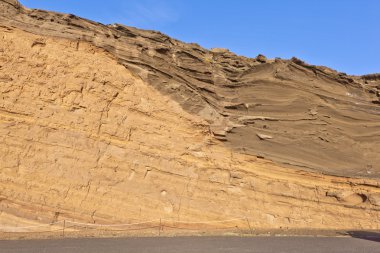 el golfo, lanzarote, mavi gökyüzü ile volkanik taş oluşumu