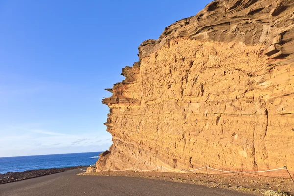 El golfo, lanzarote, mavi gökyüzü ile volkanik taş oluşumu — Stok fotoğraf