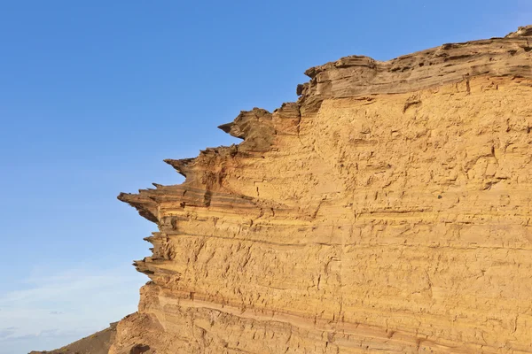 Formação de pedra vulcânica com céu azul em el Golfo, Lanzarote — Fotografia de Stock