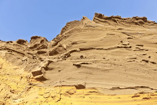 Vulkanische steenvorming met blauwe hemel in el golfo, lanzarote — Stockfoto