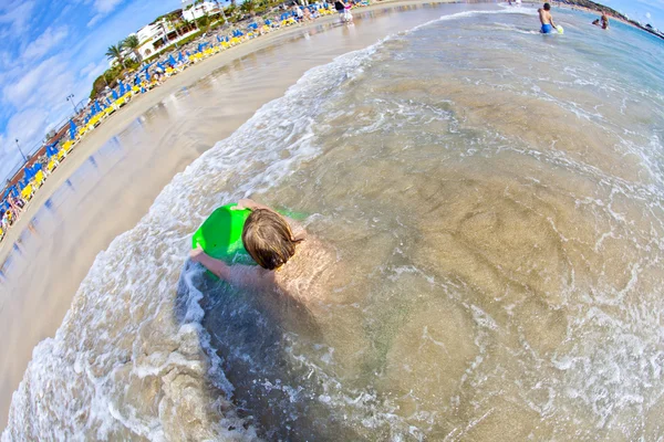 Menino se diverte na praia — Fotografia de Stock