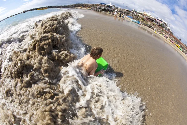 Fiú már szórakozás a strandon — Stock Fotó