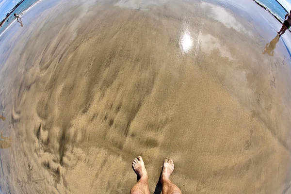 Stopy człowieka na plaży — Zdjęcie stockowe