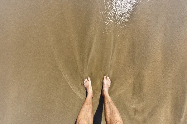 Pés de homem na praia — Fotografia de Stock