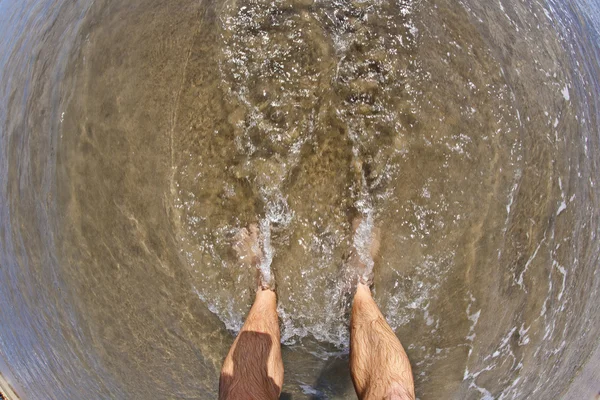 Ноги чоловіка на пляжі — стокове фото