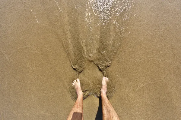 Πόδια του ανθρώπου στην παραλία — Φωτογραφία Αρχείου