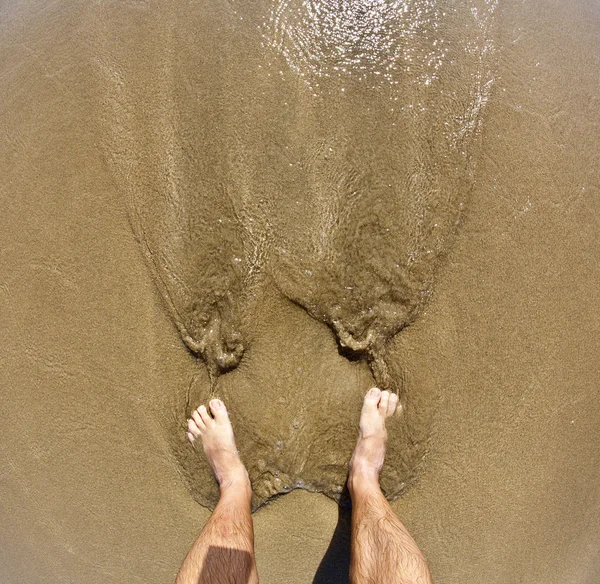 Pieds de l'homme à la plage — Photo