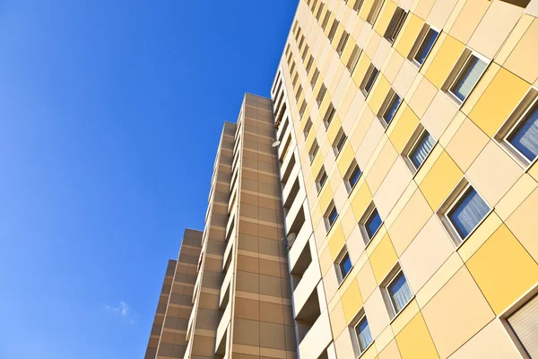 Facciata del grattacielo con appartamenti con cielo blu — Foto Stock