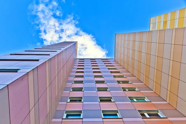 Fachada de rascacielos con apartamentos con cielo azul —  Fotos de Stock