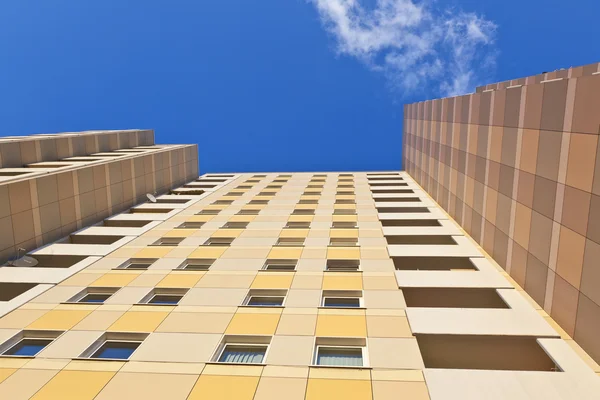 Gevel van de wolkenkrabber met appartementen met blauwe hemel — Stockfoto