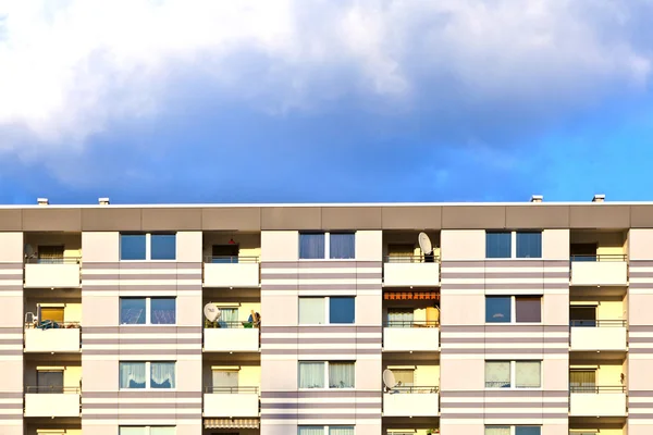 Fasad av skyskrapa med lägenheter med blå himmel — Stockfoto