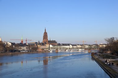 eski tarihi köprü eiserner steg de frankfurt am main, Almanya.